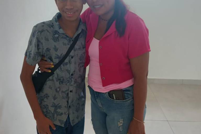 Jesús escucha mejor a su mamá; recibe implante coclear nuevo