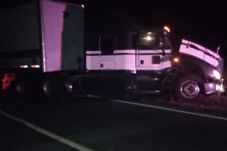 Choque entre camioneta y tráiler en Escuinapa deja un lesionado