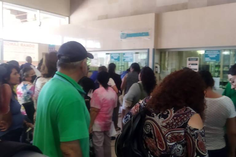 Denuncian que hacen fila por horas en Farmacia del IMSS nuevo para surtir recetas
