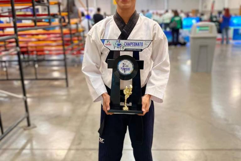 Regresa victorioso Nery Frías del Nacional de Taekwondo celebrado en Chihuahua