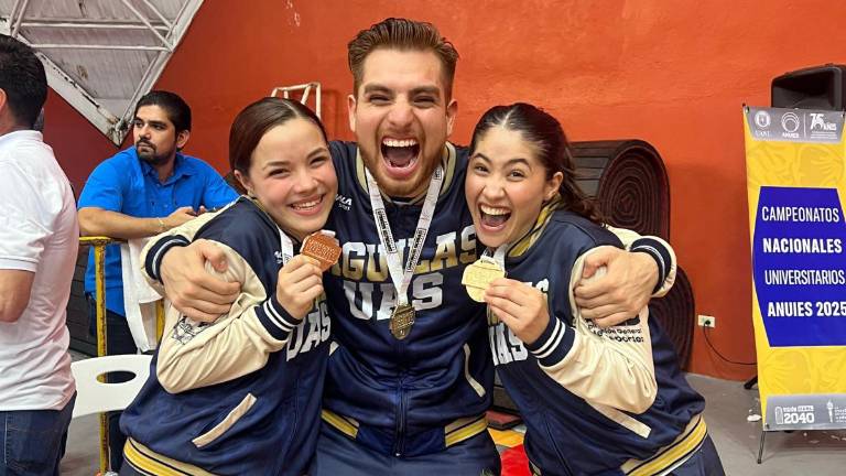 Los karatecas mazatlecos, con sus medallas ganadas en el Campeonato Nacional Universitario ANUIES.