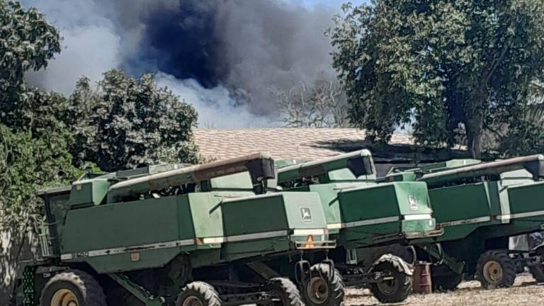Un fuerte incendio provocado por la quema de maleza se registró la tarde de este miércoles en el fraccionamiento Santa Rocío, en Culiacán.