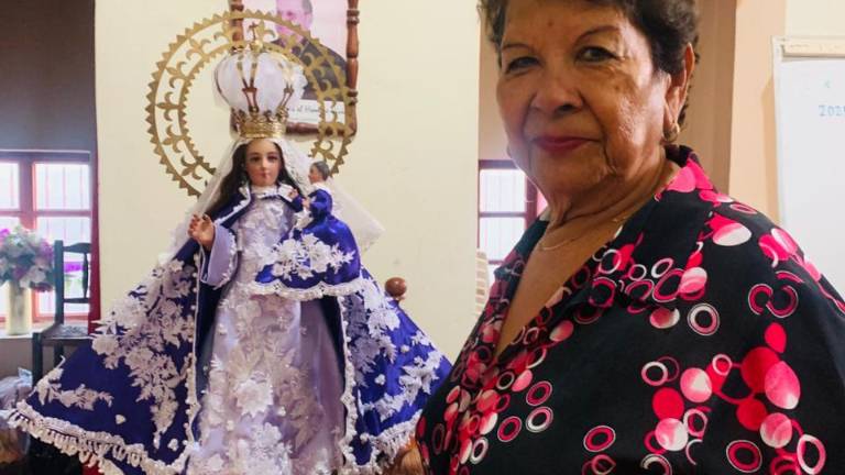 La Virgen de la Candelaria en Matatán luce el vestido confeccionado por Dora Elva López Vizcarra.