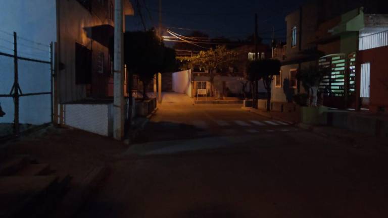 Vecinos de la Colonia Jesús García denuncian que no sirve el alumbrado público en esas calles, por lo que solicitan a la Alcaldesa Estrella Palacios lámparas led.