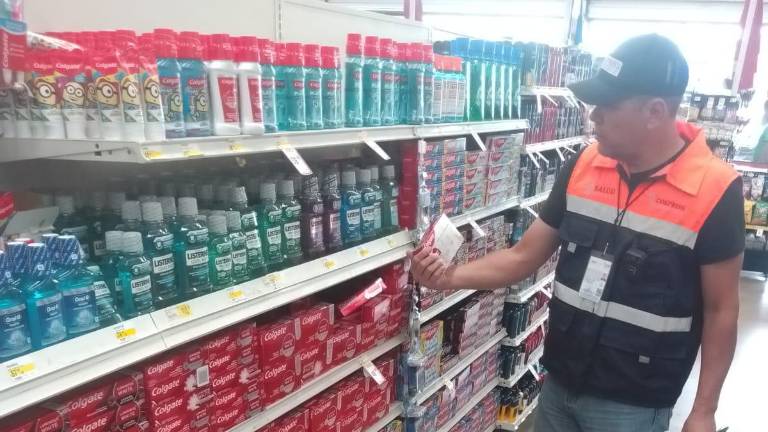 Personal de Coepriss realizó visitas de verificación en comercios de Sinaloa para retirar del mercado la pasta Colgate Total Prevención Activa Clean Mint.