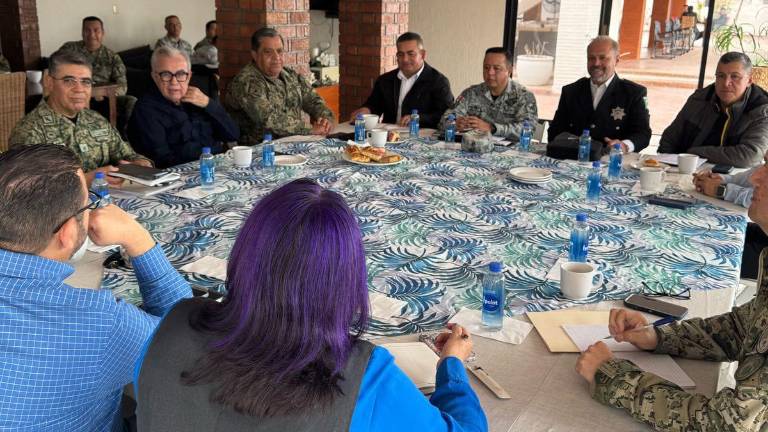 Encabezados por el Gobernador del Estado, Rubén Rocha Moya, mandos militares y jefes de seguridad se reunieron en Altata.