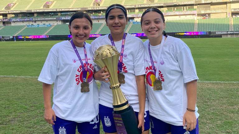 Frida Perea, América Beltrán y Melissa Huerta, con el trofeo de campeonas de la Libre Femenil.