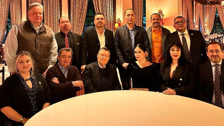 Reunión del Colegio de Notarios de Mazatlán, la directora de la Revista Escribano del Colegio Nacional del Notariado Mexicano, la Notaria Selene Cabrera de Tlaxcala, así como el presidente del Consejo de Notarios de Sinaloa, Jorge Chávez, con el jurista de la UNAM, doctor José Ovalle Favela.