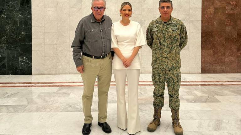 Esta reunión se llevó a cabo luego de concluir la ceremonia cívica por el 219 aniversario del natalicio de Benito Juárez.