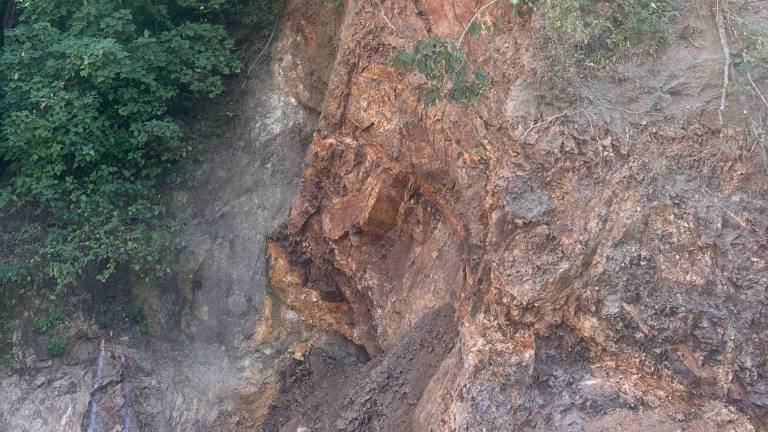 Un derrumbe en Badiraguato causó la muerte de dos hombres este jueves tras el desgajamiento de un cerro.