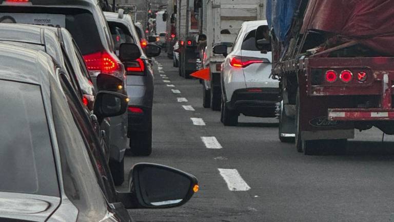 La caseta de peaje en Mármol de la autopista Mazatlán-Culiacán está saturada tras la llegada de miles de personas a Mazatlán para observar el Eclipse Total de Sol.