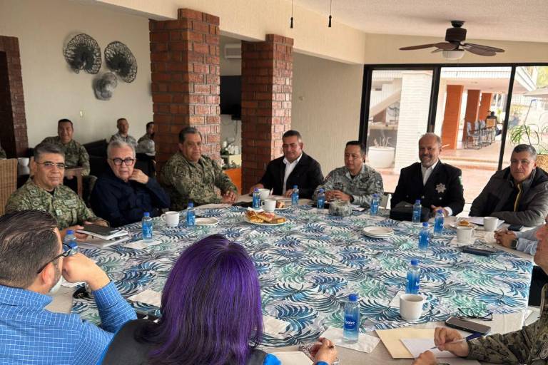 Autoridades de Sinaloa llevan mesa de seguridad en Altata, Navolato
