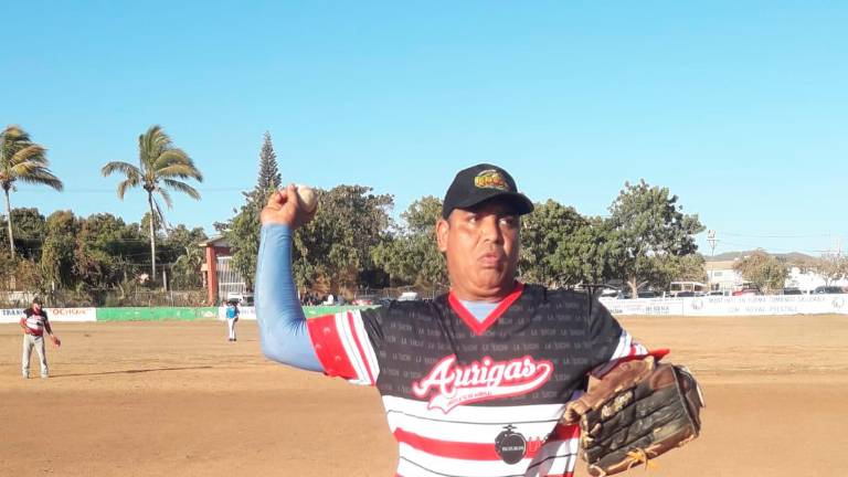 Arturo Marín, pítcher ganador de Sindicato de Aurigas Rojas.