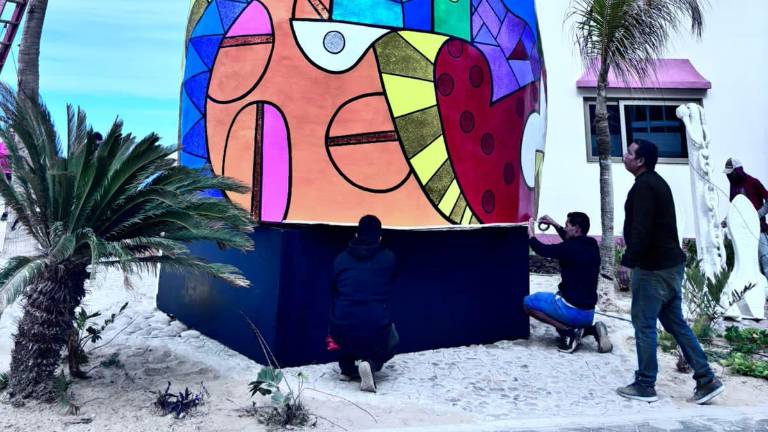 Trabajadores colocaron este miercóles otro monigote en el malecón de Mazatlán, como parte de los preparativos para el Carnaval 2025.