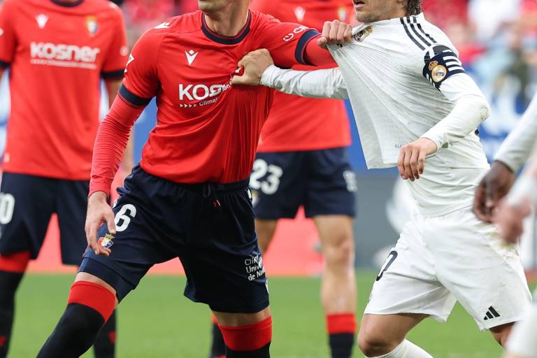 Real Madrid y Atlético empatan condicionados por las rojas a Bellingham y Barrios