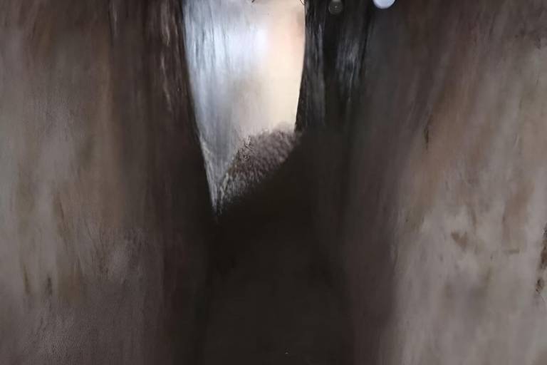 Así se ve el túnel que conecta los dos domicilios cateados en la colonia Tierra Blanca, en Culiacán