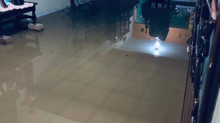 El agua se metió a una de las casas en La Concha.