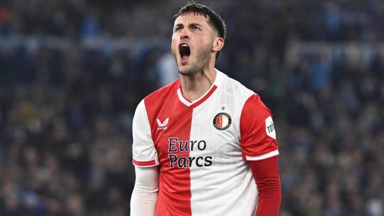 Santiago Giménez no pudo marcar ante Lazio.