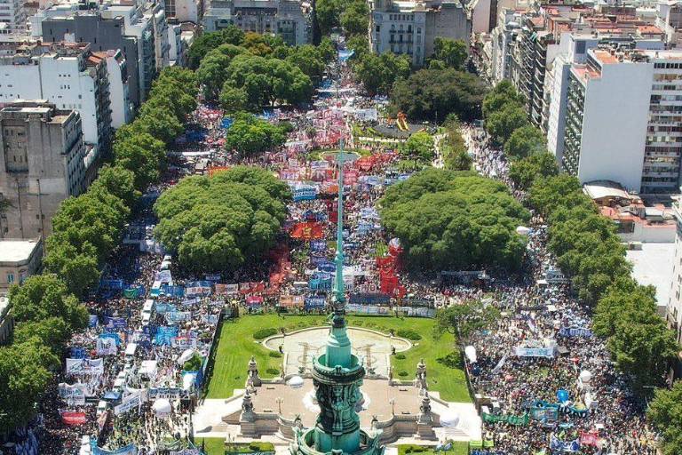 Argentinos salen a protestar contra las medidas económicas de Javier Milei