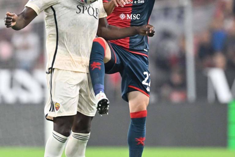 Génova y Johan Vásquez humillaron en casa a la Roma con goleada