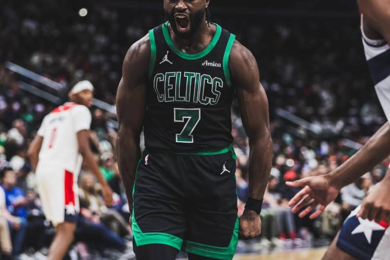 NBA multa a Jaylen Brown por gesto inapropiado