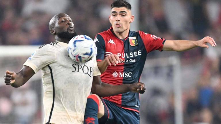 Johan Vásquez colaboró con un sólido trabajo defensivo para el Génova.