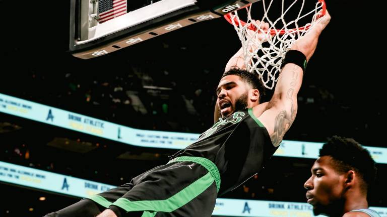 Jayson Tatum logra, con este enceste, dos de sus 25 puntos por los Celtics.