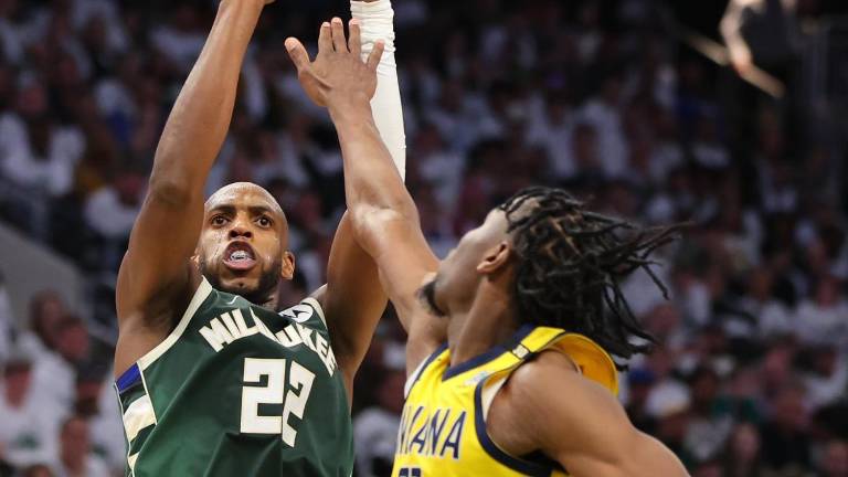 Khris Middleton emergió como figura para llevar a los Bucks a la victoria.
