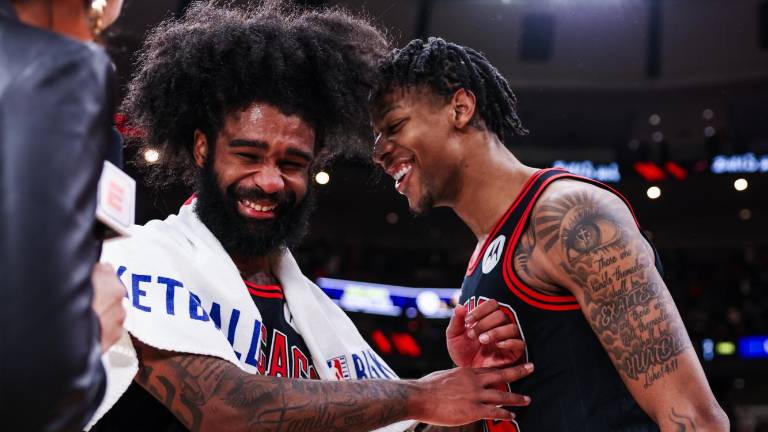 Coby White (izquierda) fue el mejor anotador por los Bulls, que ahora disputarán su boleto a la postemporada ante Miami.