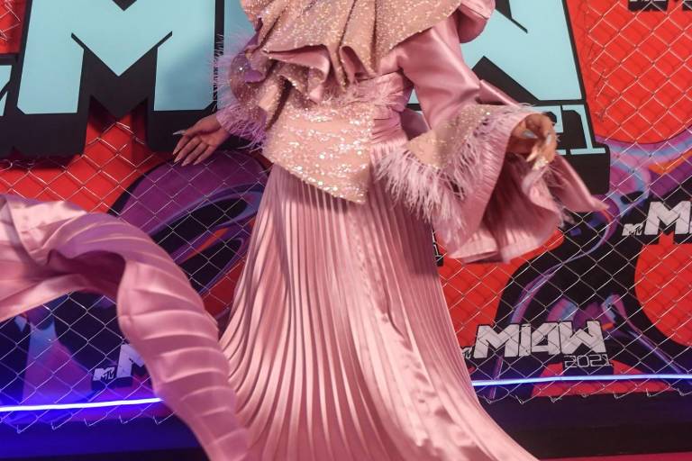 La sinaloense Kenia Os arrasa en los MTV Miaw 2021