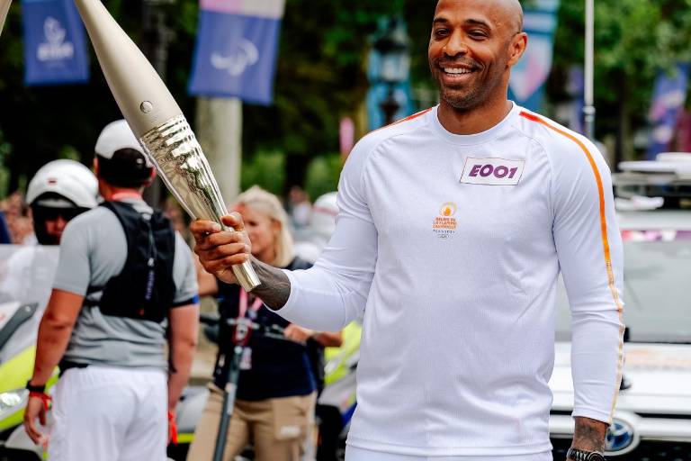 La llama olímpica llega a París de la mano de Henry