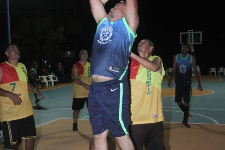 Valioso triunfo se apunta Dugasa en la Copa Semana Santa de Basquetbol
