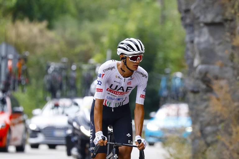Isaac del Toro sigue descendiendo en La Vuelta a España