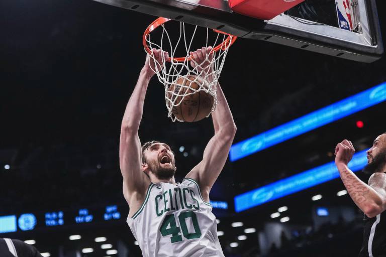 Kristaps Porzingis lidera a los Celtics en su regreso; Boston vence a Brooklyn 115-113