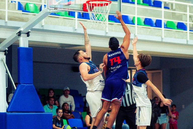 Marinos Basketball batalla con el campeón y cae en casa