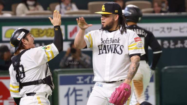 El sinaloense Roberto Osuna cerró con éxito el encuentro para los Fukuoka Hawks.