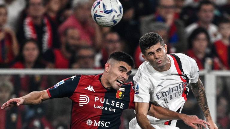 Johan Vásquez pelea por el balón con Christian Pulisic.