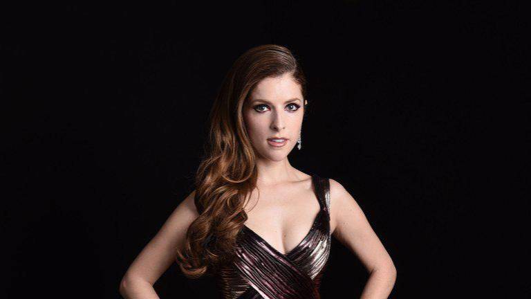 La actriz Anna Kendrick, fue una de las presentadoras, y lució vestido de Zuhair Murad