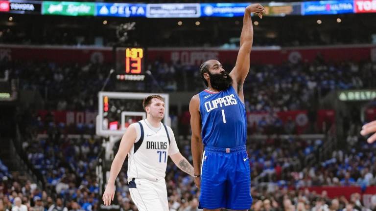 James Harden lideró a los Clippers en el inicio de la serie ante los Mavericks.