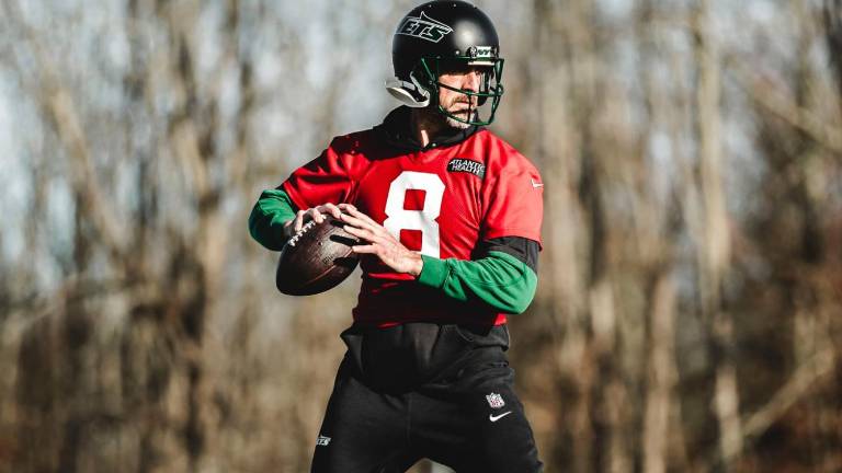 Aaron Rodgers permanecerá como el mariscal de campo titular de los Jets.