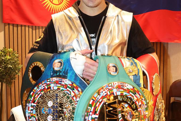 Bivol considera ascender a peso Crucero tras convertirse en campeón indiscutido de peso Semipesado
