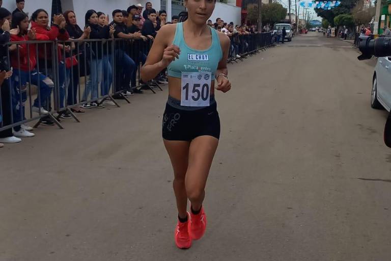 Mazatleca Norma Labrador anda desatada y ahora gana el Medio Maratón de la Candelaria en Quilá
