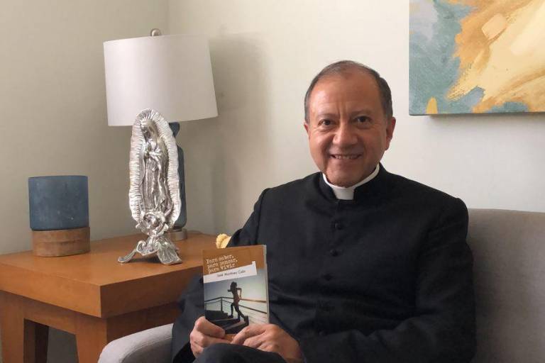 Inspirar a los lectores a vivir como lo pide Dios, busca el Padre José Martínez Colín