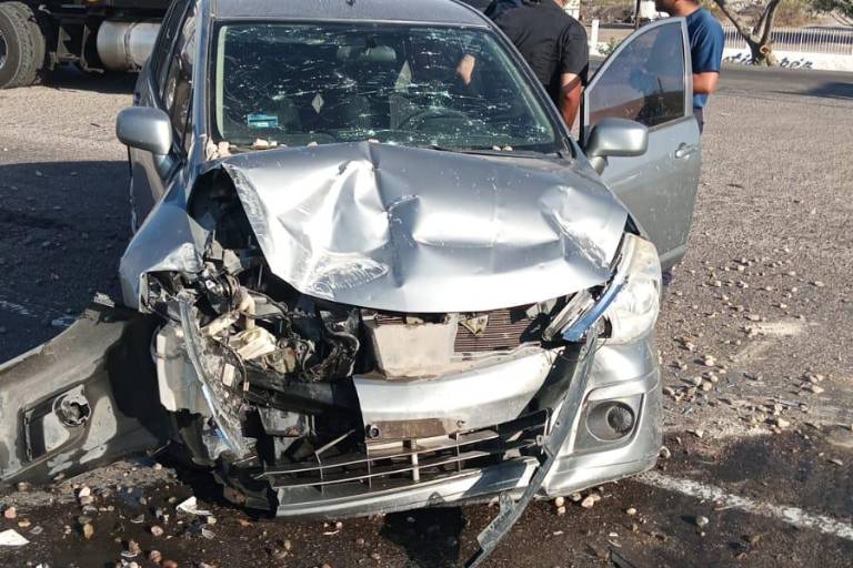Auto compacto choca contra tráiler en El Castillo, al sur de Mazatlán