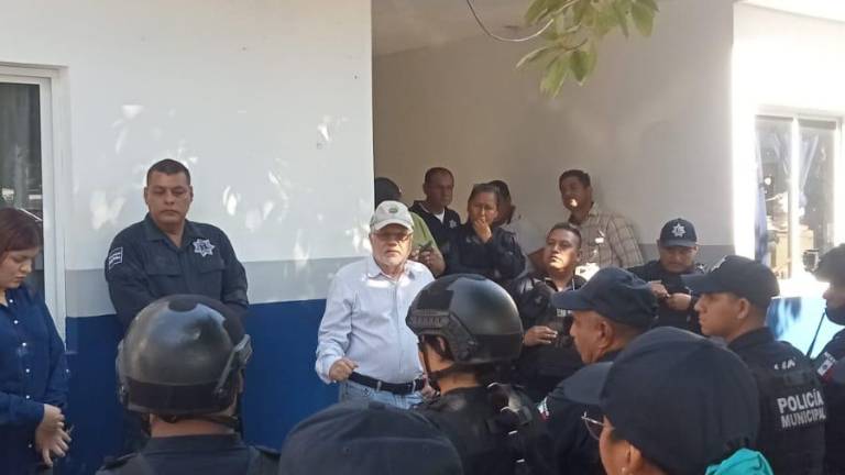 El Alcalde Víctor Díaz Simental se reúne con los agentes de Seguridad Pública y Tránsito Municipal.