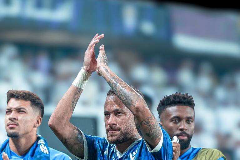 Neymar regresa al futbol tras un año de baja por lesión