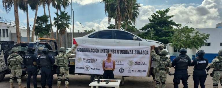 Personal del Ejército Mexicano y corporaciones de seguridad detuvieron a una mujer y a un hombre, que fue trasladado herido a un hospital, tras una persecución en Navolato.