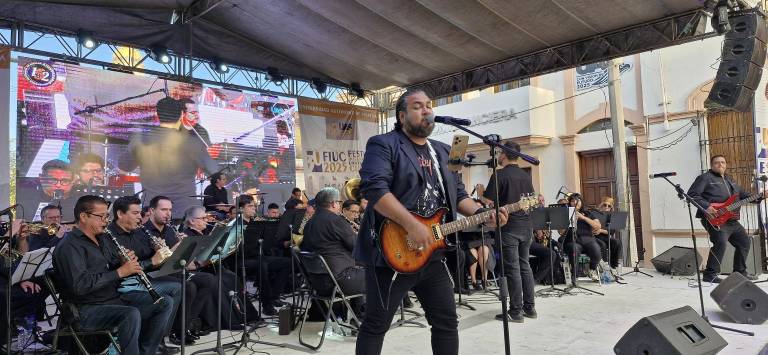 La Banda Sinfónica de la UAS y el grupo Víctimas del Ruido compartieron su música.