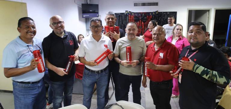 Juvencio Villanueva, Héctor Castro, Adán Valdovines, Iván Zúñiga, Jesús Herrera, Belizario Reyes y Alexis García, de la Redacción de Datemex Mazatlán.