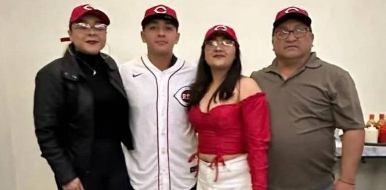 Brandon Jaime acompañado de su familia.